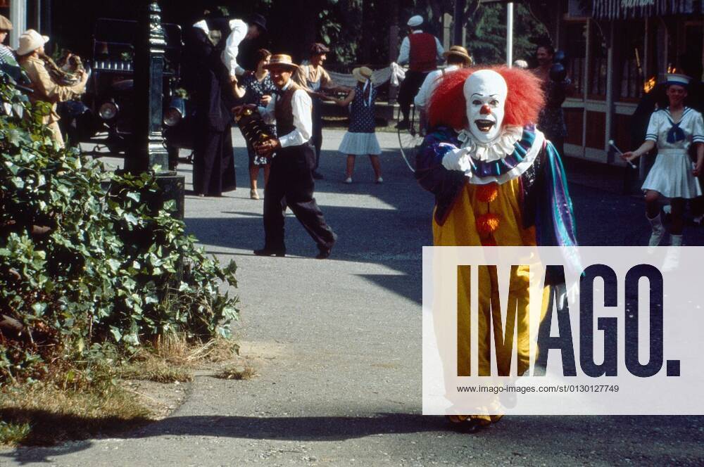 IT, (aka STEPHEN KING S IT), Tim Curry as Pennywise the Clown, 1990, ?Warner Bros. Courtesy Everett Collection Ref:TSDITTT WB007 PUBLICATIONXNOTxINxCANxCHNxFRAxITAxJPNxNORxPOLxRUSxESPxUKxUSA