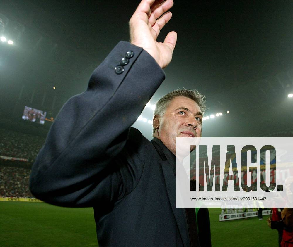 Trainer Carlo Ancelotti (Milan) winkt den Anhängern Fußball Herren Serie A 2004 2005, 1. Italienische Liga, AC Mailand Einzelbild Mailand