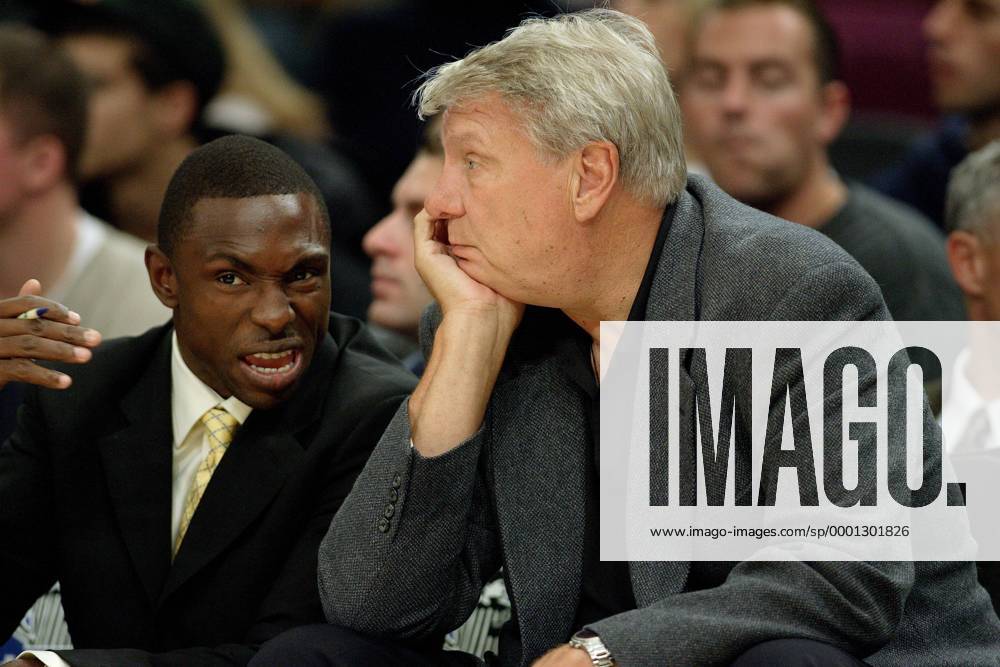 Co-Trainer Avery Johnson (li.) unterhält den gelangweilten Headcoach Don Nelson (beide Dallas Mavericks) Basketball Herren NBA Preseason 2004 2005, Dallas Mavericks, Mavs, Test, Testspiel, Vdig Gruppe New York, Vorbereitung, Saisonvorbereitung Langeweile,