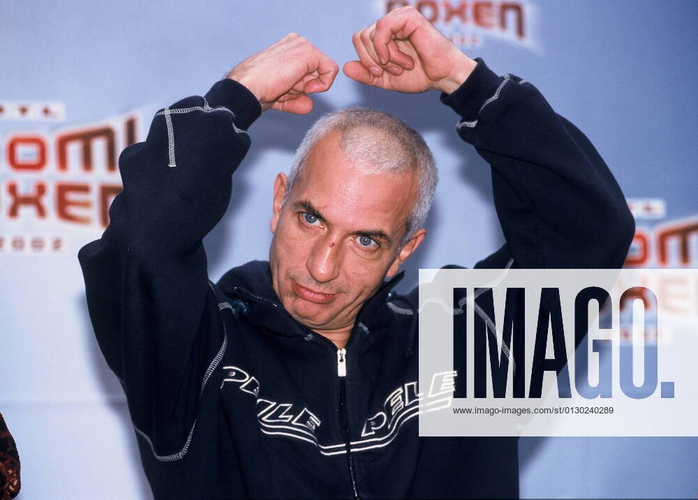 Actor Ralf Richter poses on the scales at the weighing for the Promiboxen PK October 2002