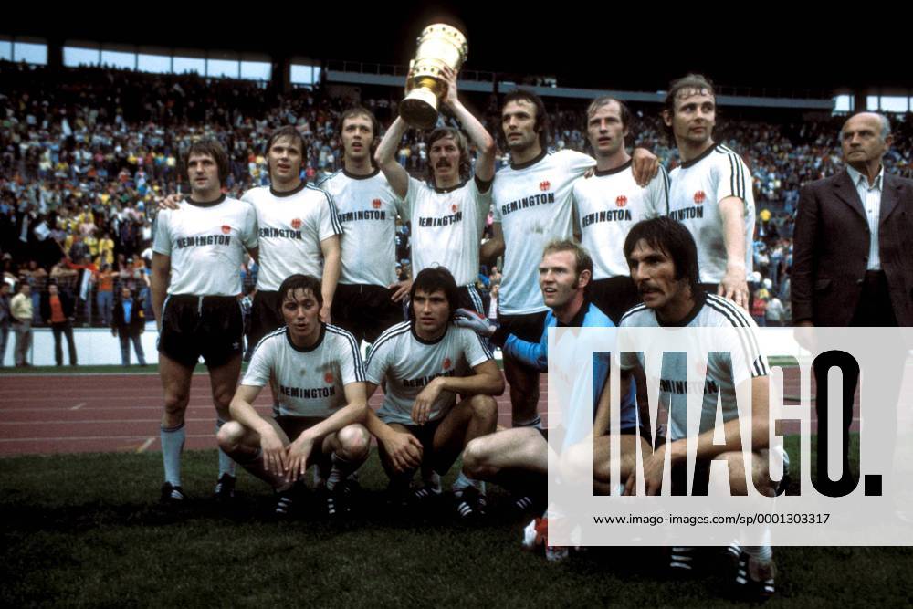 Mannschaftsbild DFB Pokalsieger Frankfurt mit Pokal, hi.v.li.: Bernd Nickel, Peter Reichel, Gert Trinklein, Jürgen Grabowski, Karl Heinz Körbel, Willi Neuberger, Bernd Hölzenbein; vorn: Roland Weidle, Klaus Beverungen, Günther Wienhold, Bernd Lorenz Fußball 1. BL Herren DFB-Pokal 1974 1975, Eintracht Frankfurt, Finale, Endspiel, Pokalfinale, Pokalendspiel, Totale Hannover Freude,