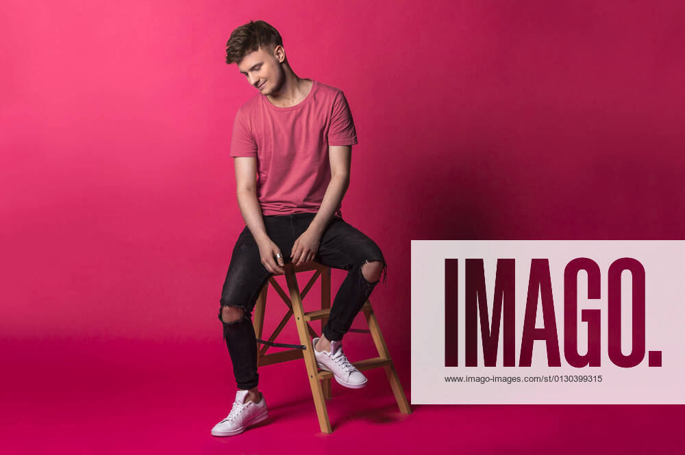 Toni Kraus at a photo shooting for the cover of his single Rosa Elefant in a photo studio Chemnitz, 18 08 2021 Foto:xM.xKremerx xFuturexImage