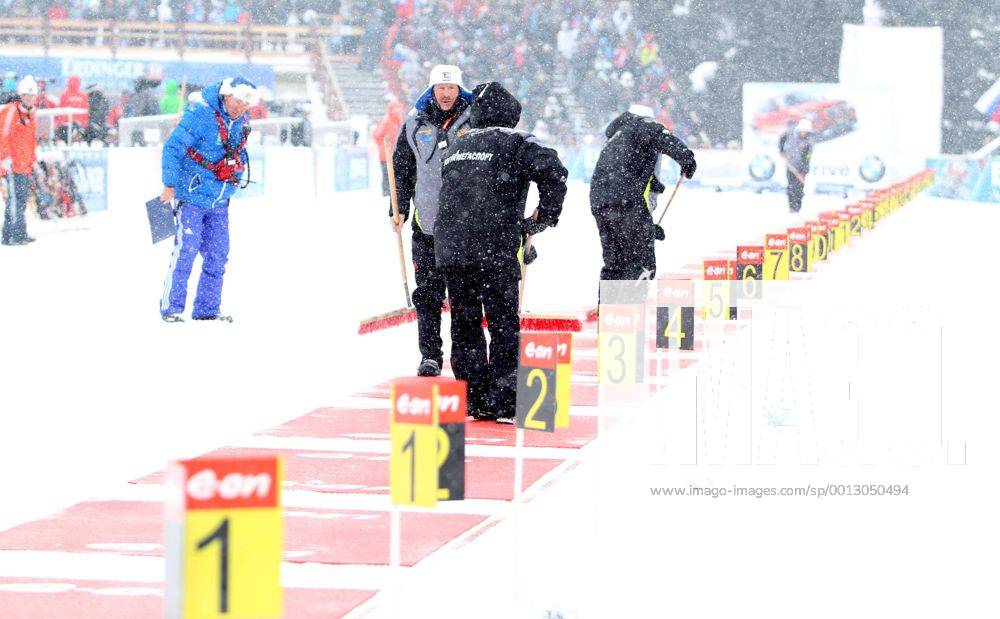 BIATHLON - IBU WC Khanty Mansiysk KHANTY MANSIYSK,RUSSLAND,17.MAR.13 - BIATHLON - IBU Weltcup, 12,5km Massenstart der Damen, Siegerehrung. Bild zeigt Helfer.