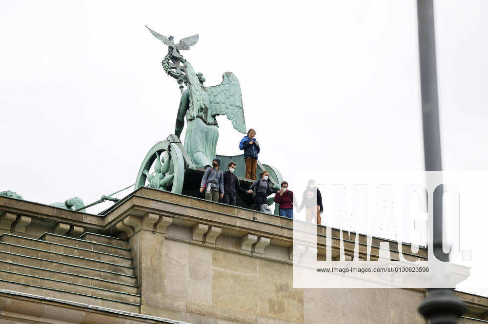 As part of a week of action, climate protection activists have blocked the square at the Brandenburg Gate In the early morning, several people also climbed on the Brandenburg Gate Berlin, 20 08 2021 Foto:xJ.xFuturexImage