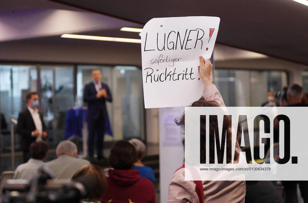 Moessingen district Tuebingen 20 08 2021 A woman demands with a poster the resignation of Federal Minister of Health Jens Spahn CDU at a political speech hour with the topic, Fit for the future health and care on the Pausa area Luegner Immediate resignation