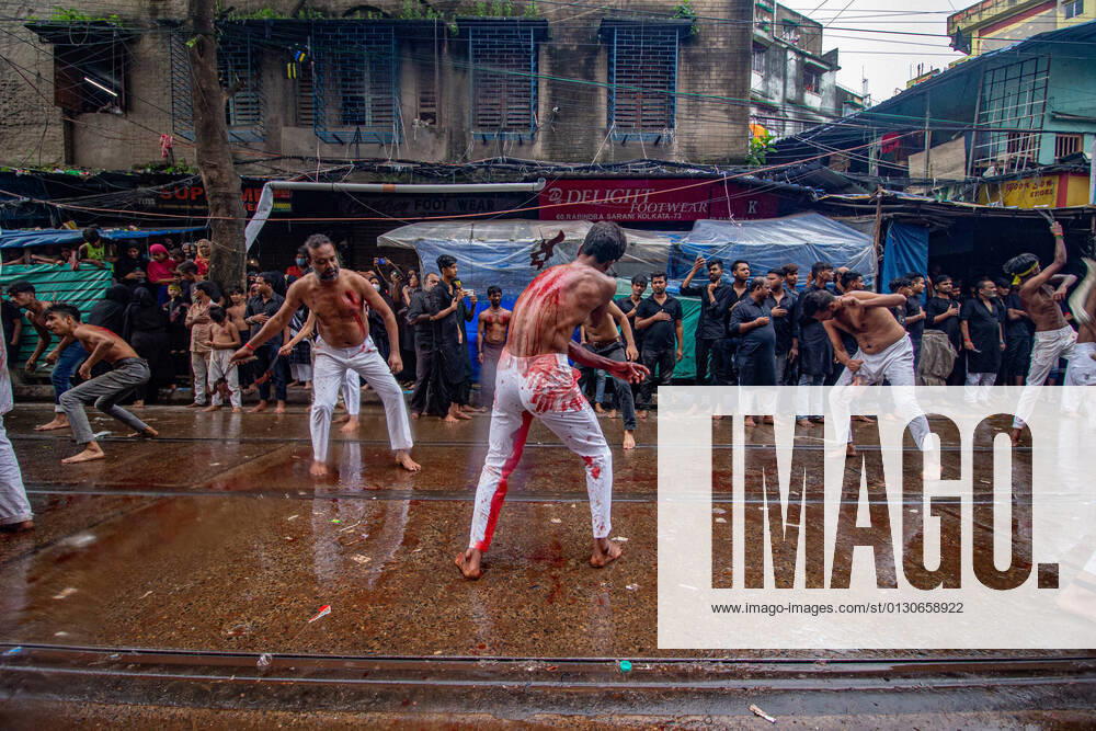 Indien, Aschura Fest in Kolkata India: Muharram 2021 in Kolkata (EDITORS NOTE: Image contain graphic content) Shiite Muslims bleed and mourn on the10th day of Muharram UL Haram, knows as Ashura by remembering the sacrifice of Imam Hussain, who was martyred at the Battle of Karbala in 680 AD on this day. Kolkata West Bengal India