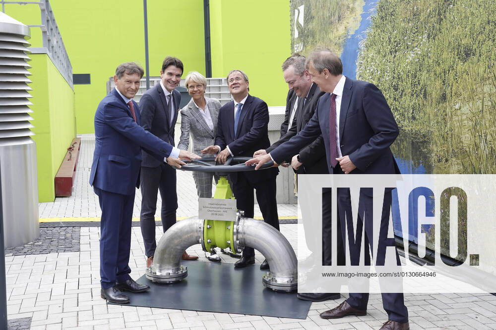 Inauguration of the pumping station of the Emschergenossenschaft in Oberhausen with Armin Laschet Current, 20 08 2021, Oberhausen Armin Laschet the CDU chairman and NRW State Premier together with Prof Dr Uli Paetzel and Dr Emanuel Gruen and other officials is turned symbilic at the pumping wheel at the inauguration of the pumping