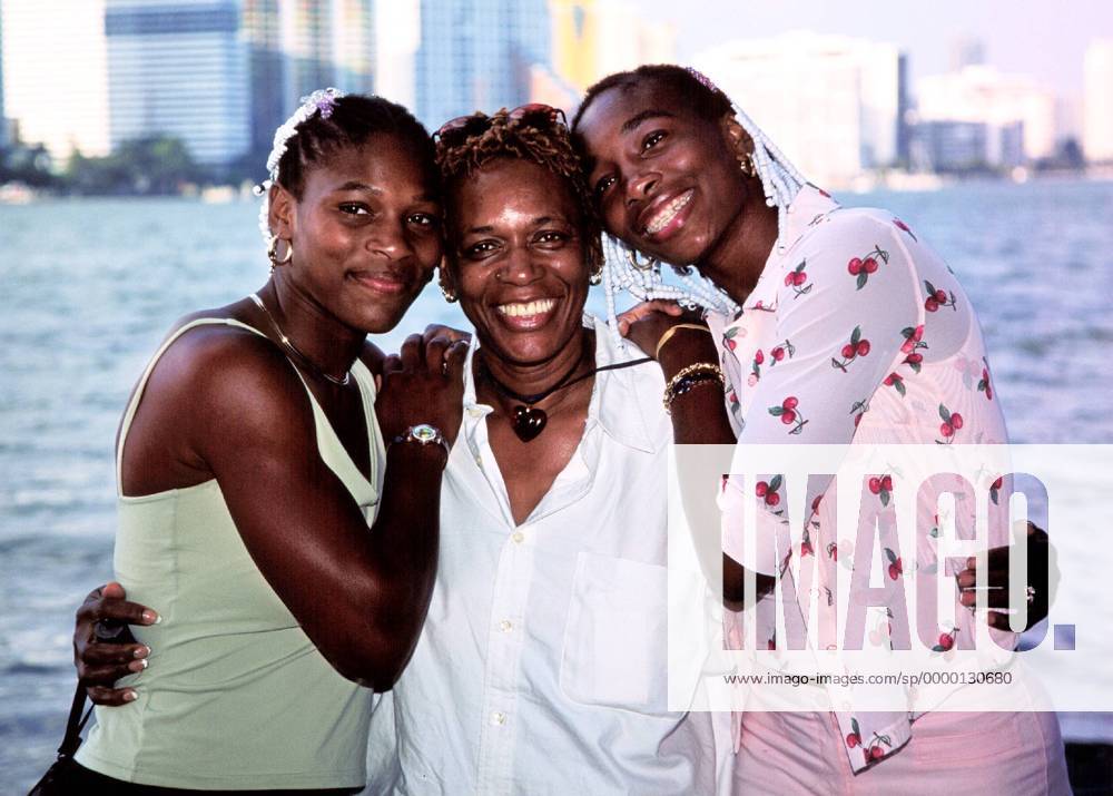 Venus Williams (re., USA) beim Fotoshooting mit ihrer Schwester Serena und Mutter Oracene (Mitte) Tennis Damen Lipton Championships, Key Biscayne 1999, WTA-Tour, Gruppe Key Biscayne Florida Harmonie, Glück Begeisterung, Freude,