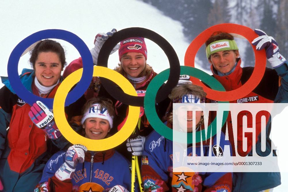 Die DSV Damen (v.li.) Miriam Vogt, Michaela Gerg Leitner, Katja Seizinger, Karin Dedler und Katharina Gutensohn (alle Deutschland) freuen sich schon auf die Olympischen Spiele 1992 in Albertville Alpiner Skilauf OS Winter Damen Olympische Winterspiele 1992, Olympia, Olympiade, Spiele, Ski Alpin, Skisport, Vdia Gruppe Albertville Freude,