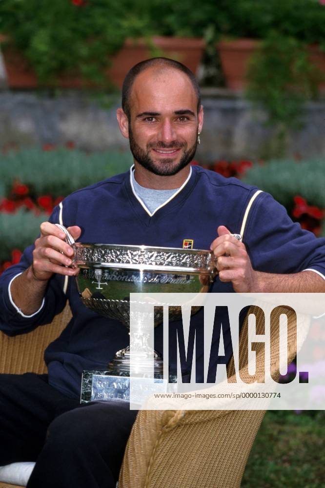 Andre Agassi (USA) präsentiert den Siegerpokal Tennis Herren French Open 1999, Grand Slam, ATP-Tour, Sand, Sandplatz, Sandplatzturnier, Sandplatztennis Einzelbild Roland Garros Paris Glück, Harmonie, Begeisterung, Freude,