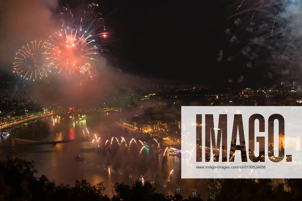 KW33 Ungarn, Feuerwerk am Nationalfeiertag in Budapest (210821) -- BUDAPEST, Aug. 21, 2021 -- Fireworks explode over the Danube river to celebrate the Hungarian national holiday in Budapest, Hungary, Aug. 20, 2021. (Photo by Xinhua) HUNGARY-BUDAPEST-NATIONAL HOLIDAY-CELEBRATION AttilaxVolgyi