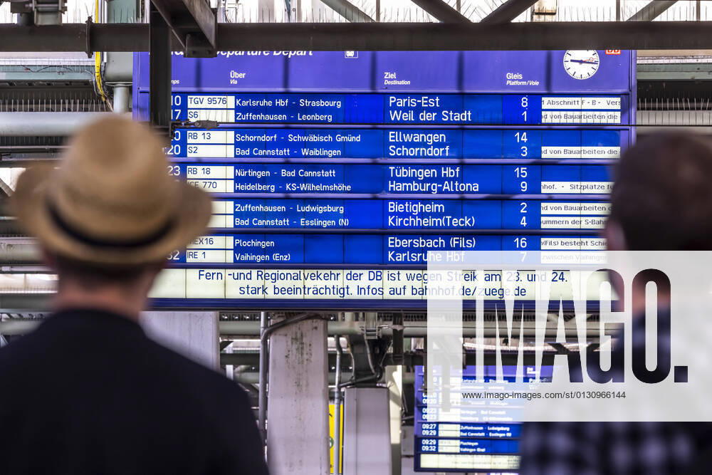 Second strike by GDL train drivers within a few days Information board at Stuttgart main station Deutsche Bahn customers face days of strikes with train cancellations and delays 22 08 2021 Germany, Baden Württemberg, Stuttgart