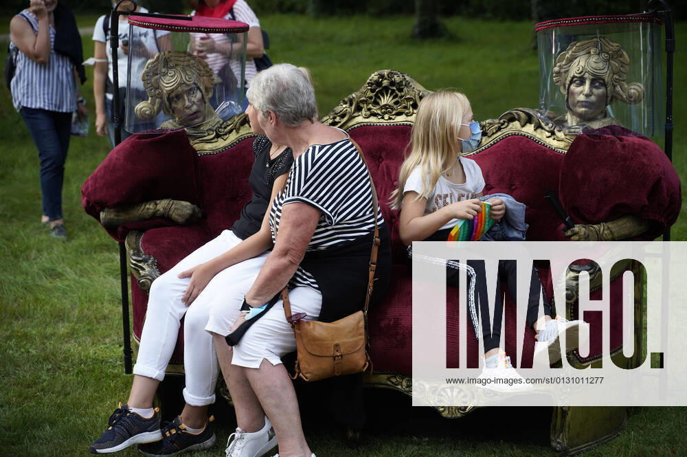 The living couch at the Potsdam Palace Night 2021 in the Sanssouci Palace Park Potsdam, 21 08 2021 Foto:xT.xBartillax xFuturexImage
