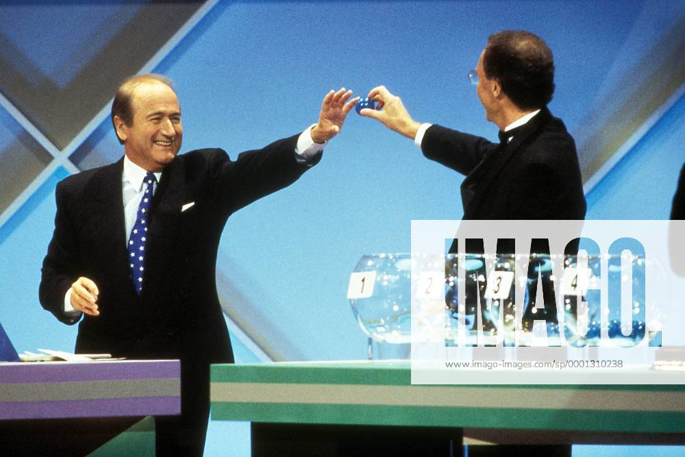FIFA Generalsekretär Joseph Blatter (li., Schweiz) und Fußballegende Franz Beckenbauer (Deutschland) spielen sich bei der Gruppenauslosung zur Weltmeisterschaft 1994 die Bälle zu Fußball WM Herren Vorschau Weltmeisterschaft 1994, Auslosung, Gruppe Aufnahmedatum geschätzt Las Vegas