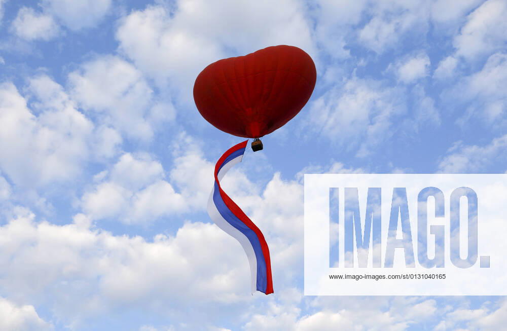 A heart-shaped hot air balloon carries a Russian flag on Day of the Russian National Flag. Anton Vergun TASS TS10D5A5
