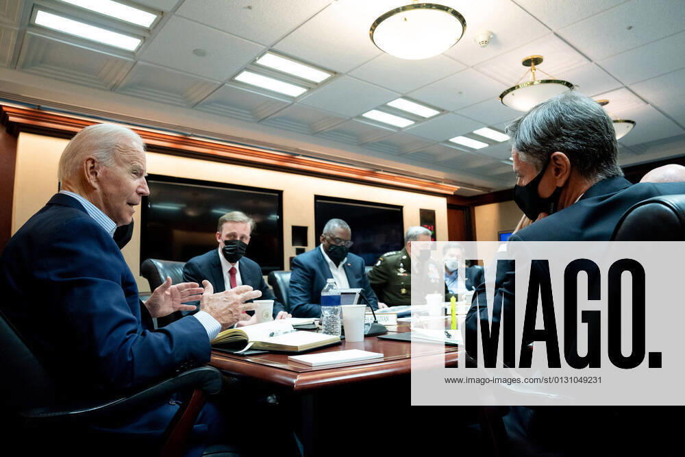 USA, Joe Biden Pressestatement nach Treffen mit nationalem Sicherheitsrat zur Lage in Afghanistan August 22, 2021, Washington, District of Columbia, USA: In this photo released by the White House, United States President Joe Biden meets with his national security team for a briefing on the situation in Afghanistan, Sunday, August 22, 2021, in the White House Situation Room in Washington, DC. Those pictured include: The President; US National Security Advisor Jake Sullivan; US Secretary of Defense Lloyd J. Austin III; US Army General Mark A. Milley, Chairman of the Joint Chiefs of Staff; and US Secretary of State Antony Blinken..Mandatory Credit: Erin Scott White House via CNP Washington USA - ZUMAs152 20210822_zaa_s152_001
