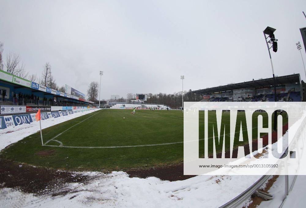 Fußball, Stadiongeschichte Wacker Burghausen Samstag 26.01.2013, 3. Liga, Saison 2012 13 - 23. Spieltag in der Wacker-Arena Burghausen , SV Wacker Burghausen - Vereiste Rasenfläche in der Wacker Arena vor dem Anpfiff
