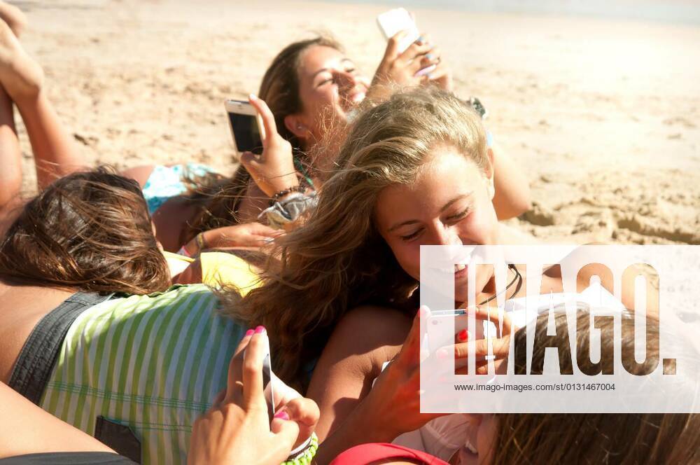 IMAGO Creative, Jahreszeit Sommer, Sommerferien Texting model released, Symbolfoto, 22.04.2015 10:32:41,