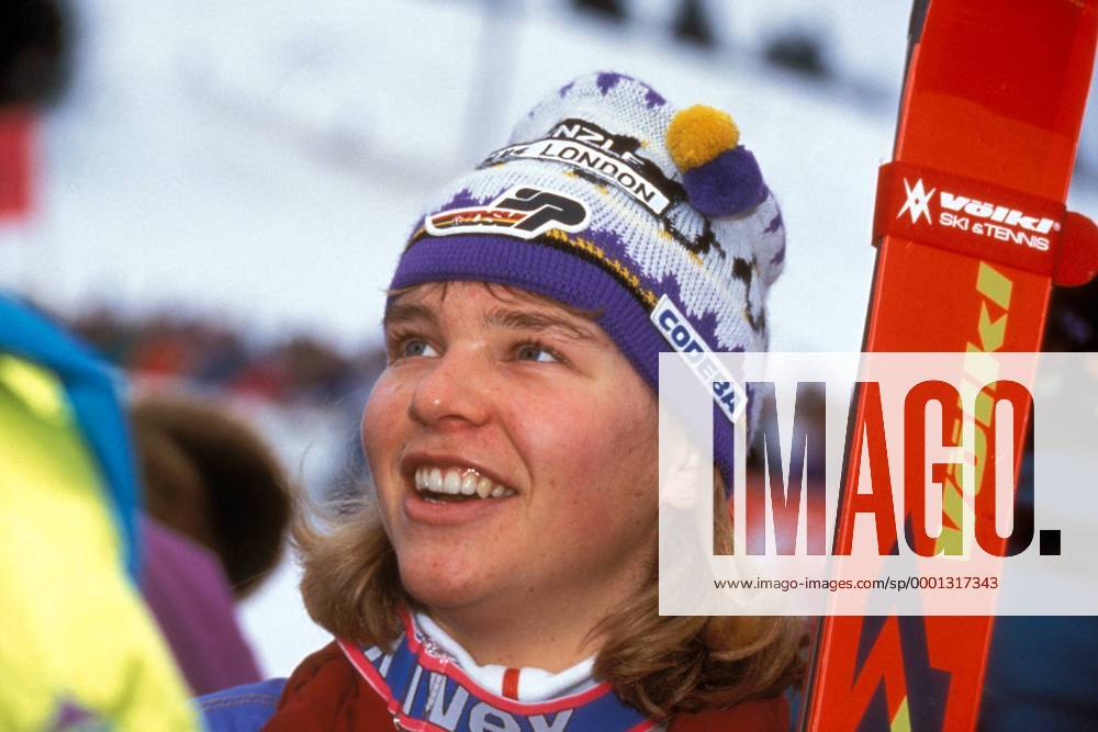Katja Seizinger (Deutschland) verfolgt zufrieden das Renngeschehen Alpiner Skilauf OS Winter Damen Olympische Winterspiele Albertville 1992, Olympia, Olympiade, Spiele, Ski Alpin, Skisport, Vdia Porträt Meribel Freude,