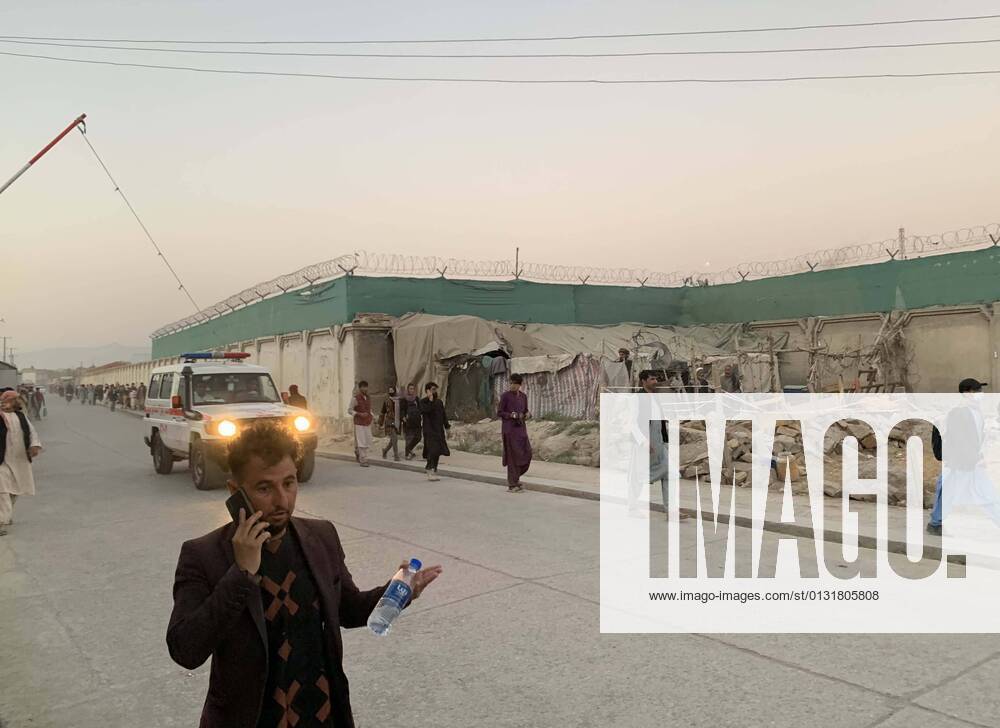 KW34 (210827) -- KABUL, Aug. 27, 2021 () -- People run away from the explosion site near the Kabul airport in Afghanistan, Aug. 26, 2021. The death toll from the Kabul airport attacks on Thursday has reportedly risen to at least 103. (Str ) AFGHANISTAN-KABUL-AIRPORT ATTACK-CASUALTIES xinhua