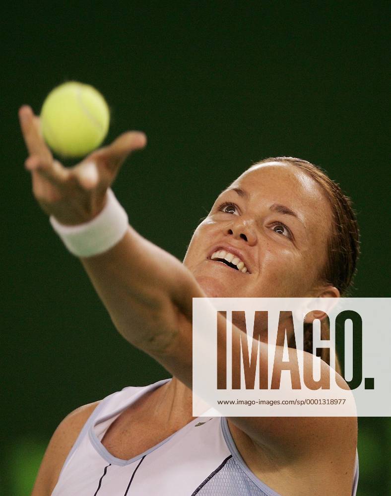 Lindsay Davenport (USA) - Aufschlag Tennis Damen Porsche Cup 2004, WTA-Tour, Indoor, Hallentennis, Hallenturnier Einzelbild Filderstadt