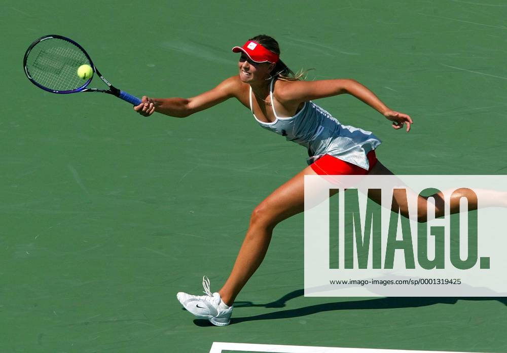 Maria Sharapova (Rußland) - Vorhand Tennis Damen US Open 2004, Grand Slam, WTA-Tour, Hartplatz, Hardcourt, Hartplatztennis, Hartplatzturnier Einzelbild Flushing Meadow, Meadows New York Dynamik, Anstrengung