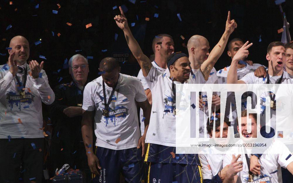 Basketball Berlin 24.03.2013 Beko BBL Top Four Finale Saison 2012 2013 ratiopharm Ulm - Alba Berlin 67:85 Alba Berlin ist Deutscher Pokalsieger 2013 Sasa Obradovic (Alba Berlin, Trainer) Dieter Hauert (Präsident Hauert) Je Kel Foster (Alba Berlin, No.25) Dashaun Wood (Alba Berlin, No.23) Nihad Djedovic (Alba Berlin, No.14) Steven Monse (Alba Berlin, No.13)