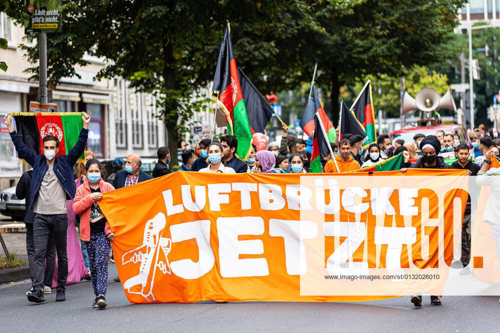 Hanover, Germany 28 August 2021 News 2021 Demonstration of the Buendnis Seebruecke 28 08 2021 The demonstration procession runs through the city On the front banner is the inscription Airlift now The Buendnis Seebr