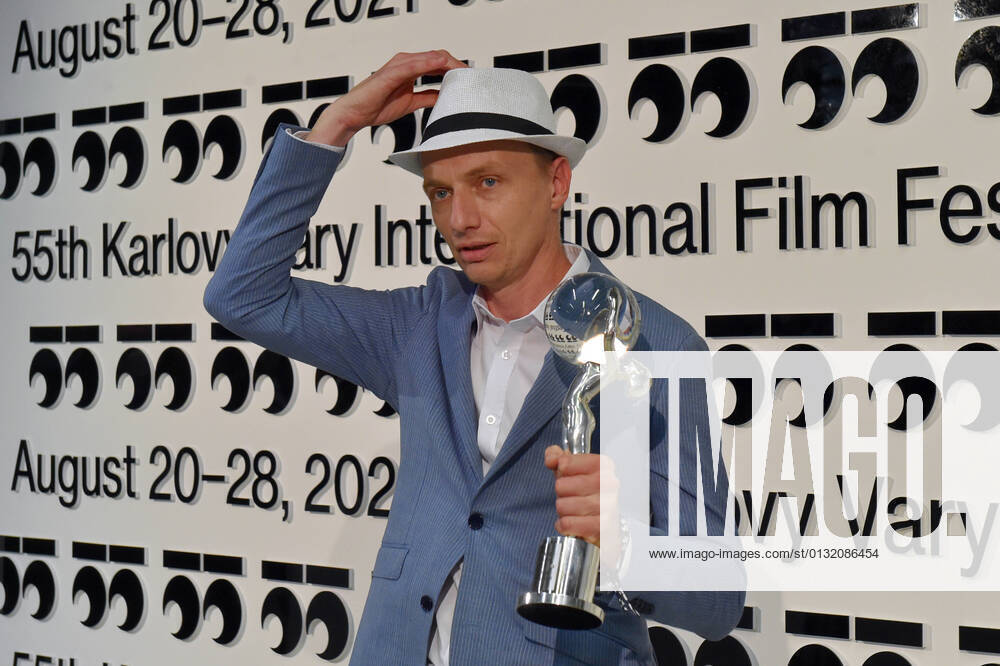 German film director Dietrich Bruggemann poses after he received Crystal Globe award for best directing (film No!) during award-giving closing ceremony of 55th Karlovy International Film Festival (KVIFF), on August 28, 2021, in Karlovy Vary, Czech Republic. (CTKxPhoto SlavomirxKubes) CTKPhotoP2021082807061 KBS_25