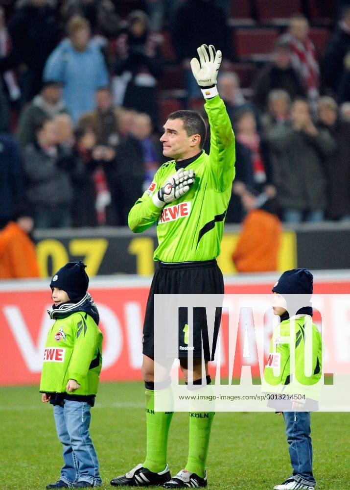 1.Bundesliga, 1. FC Köln - Eintracht Frankfurt v.l. Faryd Mondragon (1. FC Köln) bedankt sich bei den Fans Nur fuer redaktionelle Verwendun