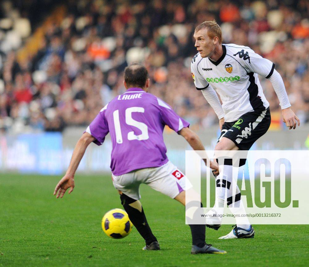 Primera Division, FC Valencia - Deportivo La Coruna (L-R) Jeremy Mathieu - Valencia CF Laure - Deportivo Coruña Nur fuer redaktionelle Verwendung, kein Model- oder Eigentum-Release vorhanden.
