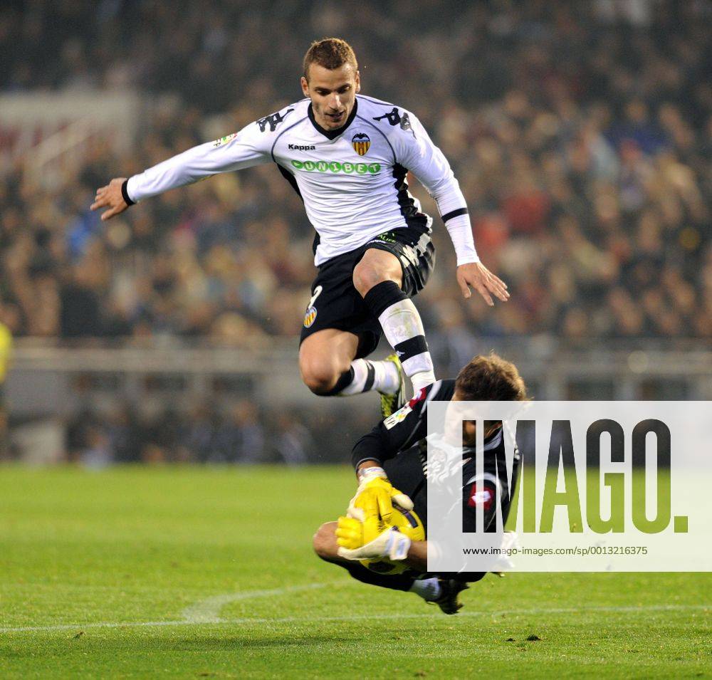 Primera Division, FC Valencia - Deportivo La Coruna (L-R) Roberto Soldado - Valencia CF Aranzubia - Deportivo Coruña Nur fuer redaktionelle Verwendung, kein Model- oder Eigentum-Release vorhanden.
