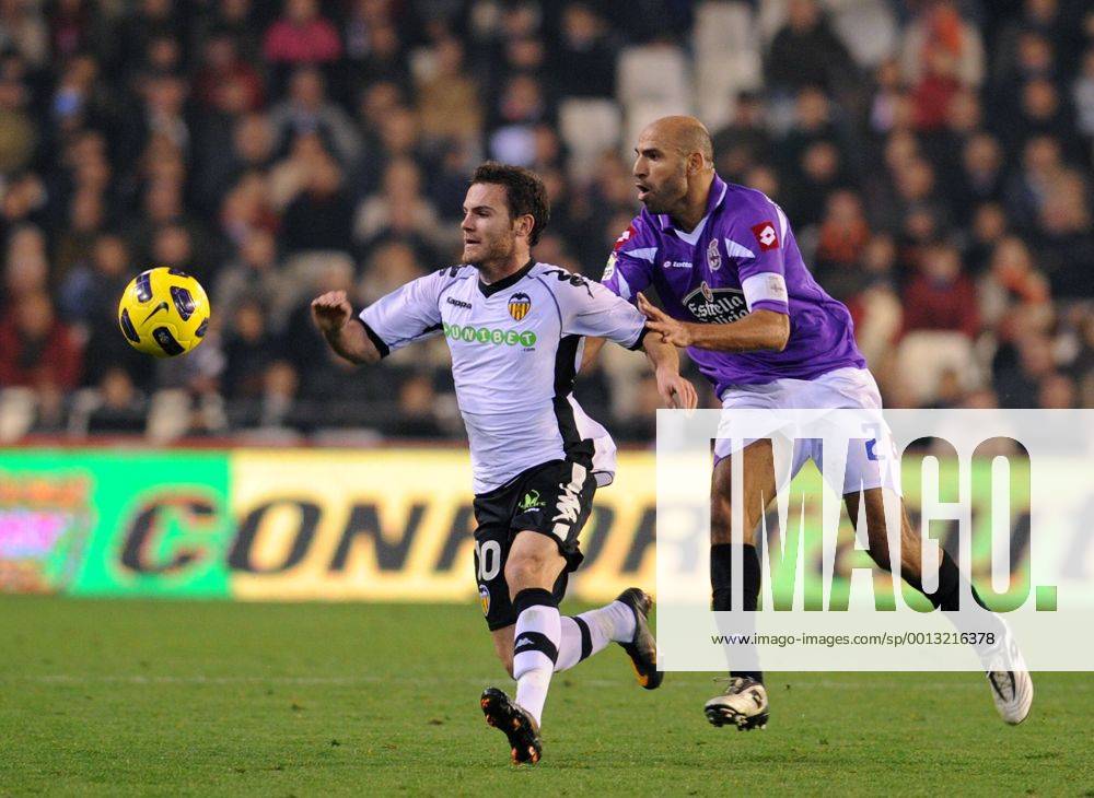 Primera Division, FC Valencia - Deportivo La Coruna (L-R) Juan Manuel Mata - Valencia CF, Manuel Pablo (La Coruna) Nur fuer redaktionelle Verwendung, kein Model- oder Eigentum-Release vorhanden.
