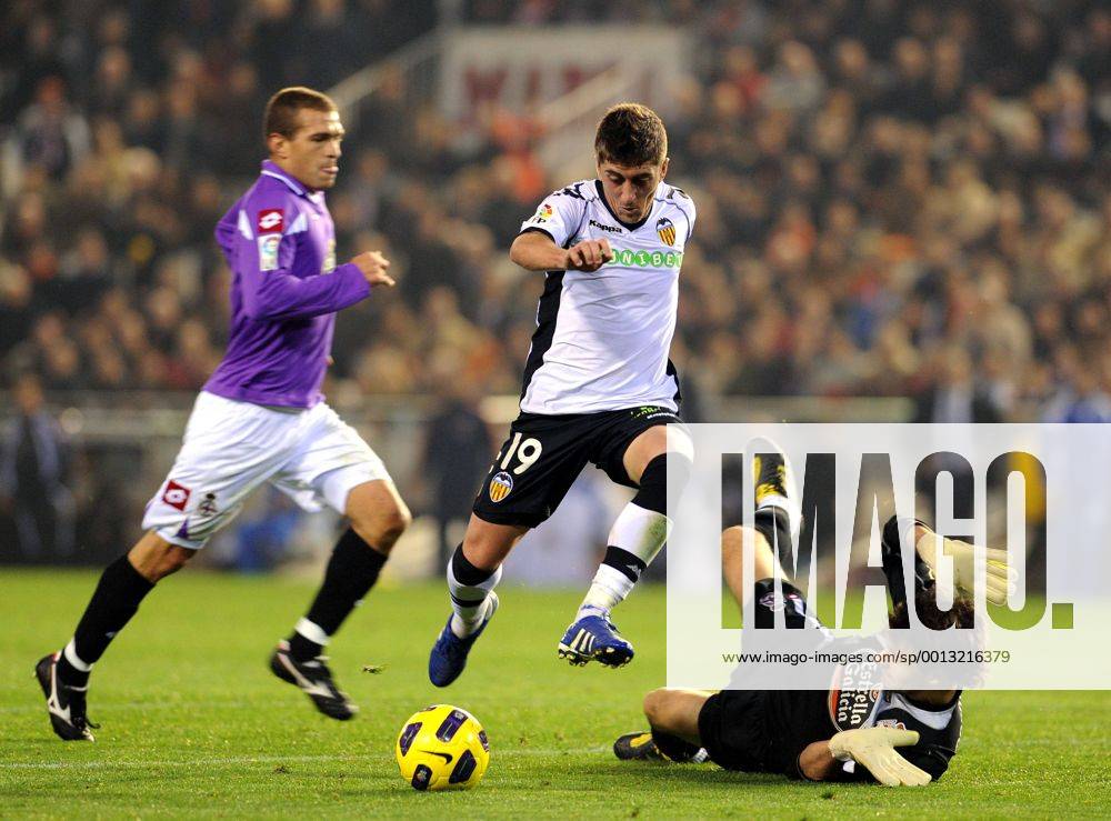 Primera Division, FC Valencia - Deportivo La Coruna (L-R) Pablo Hernandez - Valencia CF, Aranzubia - Deportivo Coruña Nur fuer redaktionelle Verwendung, kein Model- oder Eigentum-Release vorhanden.