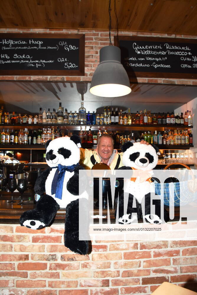 Hugo Bachmaier Wirt mit Panda Baeren Munich 28 08 21 Leopoldstrasse Bachmaier Hofbraeu Restaurant Munich