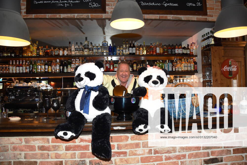 Hugo Bachmaier Wirt mit Panda Baeren Munich 28 08 21 Leopoldstrasse Bachmaier Hofbraeu Restaurant Munich