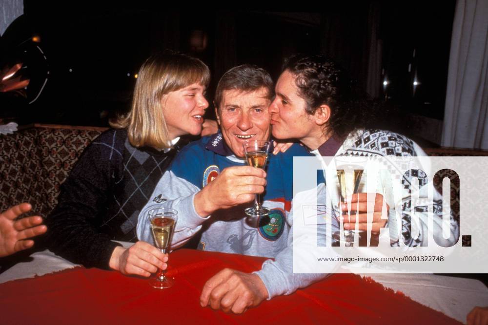 Katja Seizinger (li.) und Miriam Vogt amüsieren sich mit ihrem Bundestrainer Alois Glaner (alle Deutschland) bei einem Glas Champagner Alpiner Skilauf OS Winter Damen Olympische Winterspiele 1992, Olympia, Olympiade, Spiele, Ski Alpin, Skisport, Vdia Gruppe Albertville Freude,