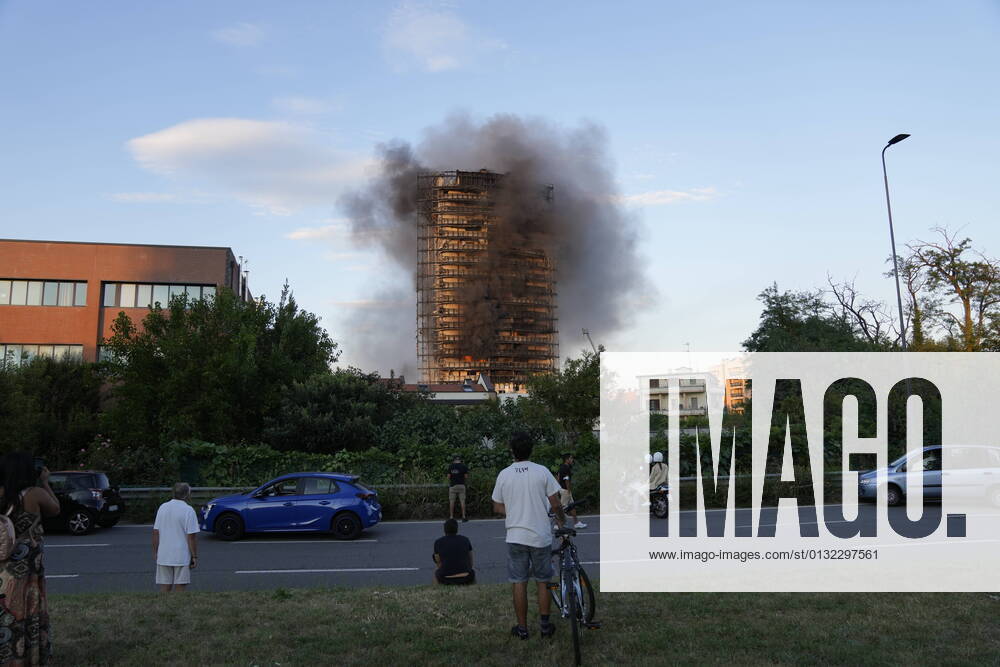 (210829) -- MILAN (ITALY), Aug. 29, 2021 () -- People watch a building ravaged by a fire in Milan, Italy, on Aug. 29, 2021. A fire broke out at the multi-storey building here on Sunday, local media reported. () ITALY-MILAN-BUILDING-FIRE Xinhua