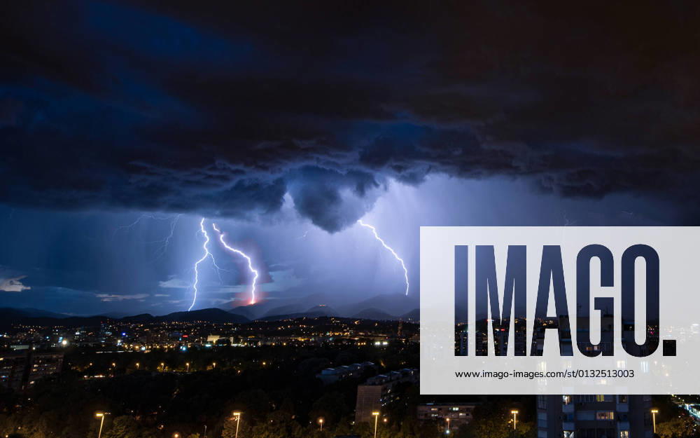 Kroatien, Gewitter über Zagreb CROATIA RAINSTORM Rain clouds and lightnings are pictured as storm approaches to Zagreb, Croatia on August 31, 2021. Strong winds and heavy rainstorm hit north west Croatia. BrunoxFantulin PIXSELL