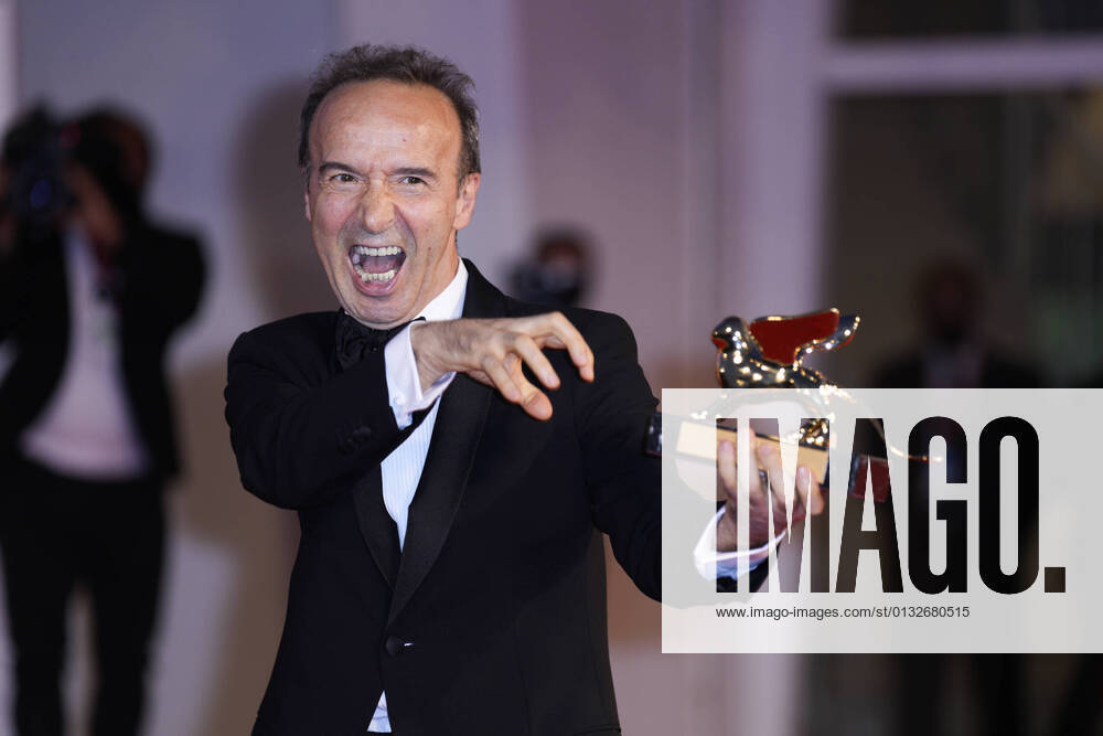 Photo IPP Daniele Cifala Venice 01 09 2021 The 78th Venice Film Festival 78th Mostra Internazionale dArte Cinematografica Opening Ceremony in the photo Roberto Benigni with the Golden Lion for Lifetime Achievement Italy Photo Press World Copyright 0