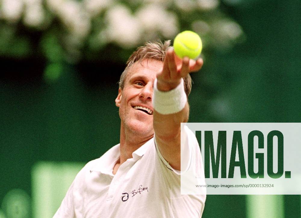 Björn Borg (Schweden) beim Aufschlag Tennis Herren Gerry Weber Open 1999, ATP-Tour, Rasen, Rasenplatz, Rasentennis, Rasenturnier, Showmatch, Schaukampf Einzelbild Gerry Weber Stadion Halle Westfalen Dynamik, Konzentration,