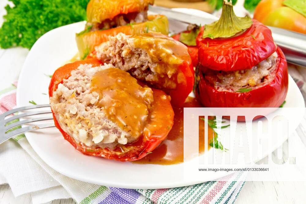 Pepper stuffed meat and rice with sauce in plate on table, 15.04.2016 11:19:33,