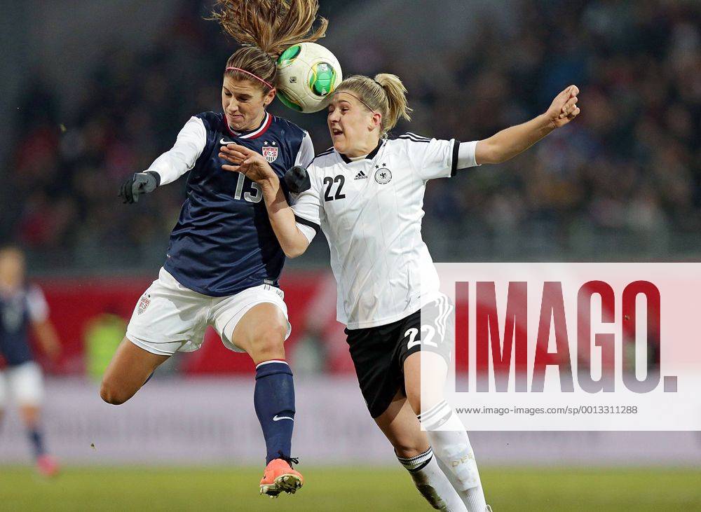 Freundschaftsspiel, Deutschland - USA, v.l. Kopfballduell zwischen Alex Morgan (United States of America USA) und Luisa Wensing (Deutschland), Aktion.
