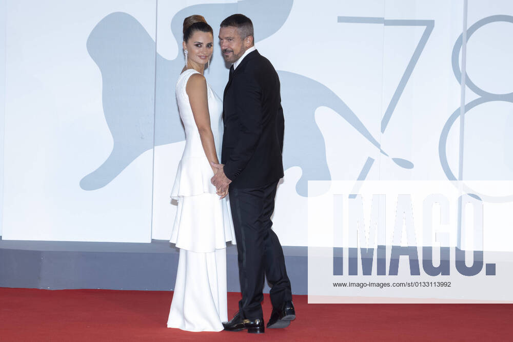 Penelope Cruz and Antonio Banderas pose at the premiere of Competencia Oficial during the 78th Venice Film Festival at Palazzo del Casino on the Lido in Venice, Italy, on 04 September 2021. Photo: Venice Italy - ZUMAm179 20210904_zep_m179_165