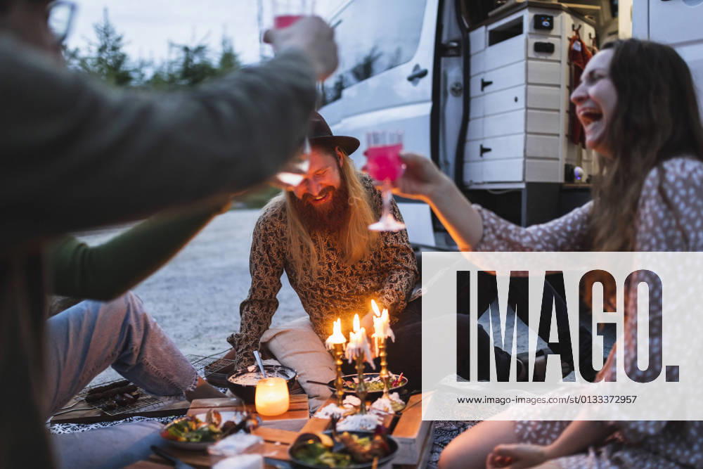 IMAGO Creative, Jahreszeit Sommer, Sommerferien Cheerful male and female friends in party during vacation Sweden, Gothenburg, model released, property released