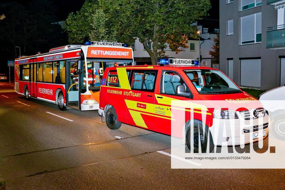Toter und mehrere Verletzte bei Wohnungsbrand in Stuttgart 07.09.2021: Bei einem Wohnungsbrand in einem Mehrfamilienhaus im Stuttgarter Stadtteil Giebel in der Mittenfeldstrasse, ist ein Mann ums Leben gekommen sowie vier weitere Personen verletzt worden eine davon schwer. Gegen 2.14 Uhr wurde der Notruf abgesetzt. Feuerwehr und der Rettungsdienst mit insgesamt 86 Einsatzkräfte eilten an den Brandort. Flammen schlugen bereits aus dem Fenster, aus einer Wohnung im ersten Obergeschoss. Die Kräfte drangen unter Atemschutz zur Personenrettung sowie einem Löscheinsatz in die Brandwohnung vor. Nach Polizeiangeben kam für einen 71-jährigen jede Hilfe zu spät. Eine schwerverletzte Frau sowie vier weitere Verletzte wurden in ein Krankenhaus gebrach