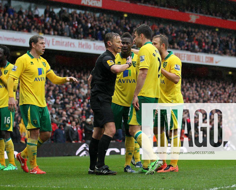 Norwich s players argue with referee Mike Jones after the award of a penalty.. FC Arsenal London vs Norwich City - Barclays Premier League - Emirates Stadium, London- 12 04 13 - .