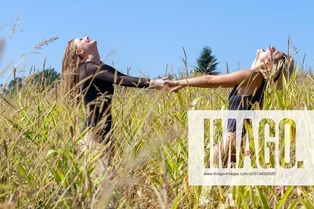 IMAGO Creative, Jahreszeit Sommer, Sommerferien exit in nature model released, Symbolfoto, 12.10.2016 22:43:11,