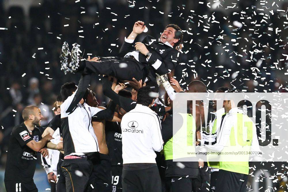 Players and coach Rui Vitoria of Vitoria SC celebrate the qualification to the Portuguese Cup Final, after winning 1-0 against Belenenses (aggr: 3-0). The match will be played against Benfica at Estádio Nacional do Jamor, in Lisbon. Guimaraes, Portugal, 17th April 2013. Photo: IMAGO Pedro Benavente