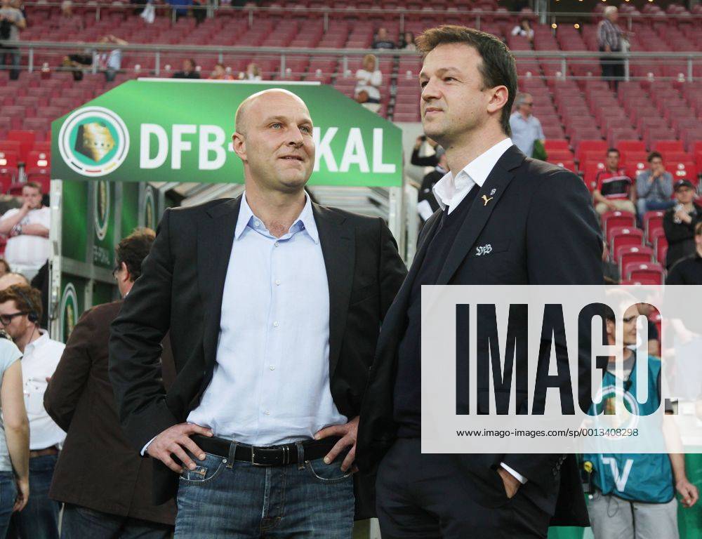 V.li. Sportdirektor Dirk Dufner (SCF) und Sportdirektor Fredi Bobic (VfB) . VfB Stuttgart-SC Freiburg . Stuttgart, GER, 17.04.2013 , Halbfinale Fussball-DFB-Pokal 2012-2013 .